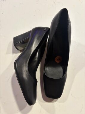DKNY Elie Mid Pump Size 8